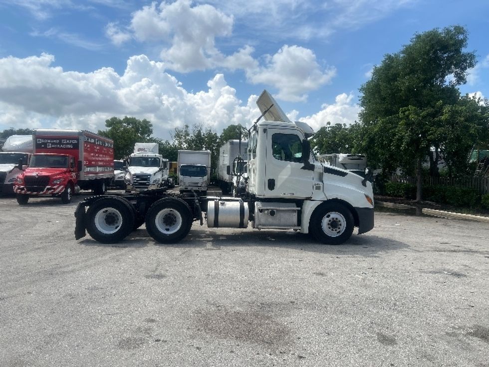 Day Cab Tractor-Heavy Duty Tractors-Freightliner-2019-T12664ST-Medley-FL-216,803\n\t\tmiles-$ 55,500 - Image 8
