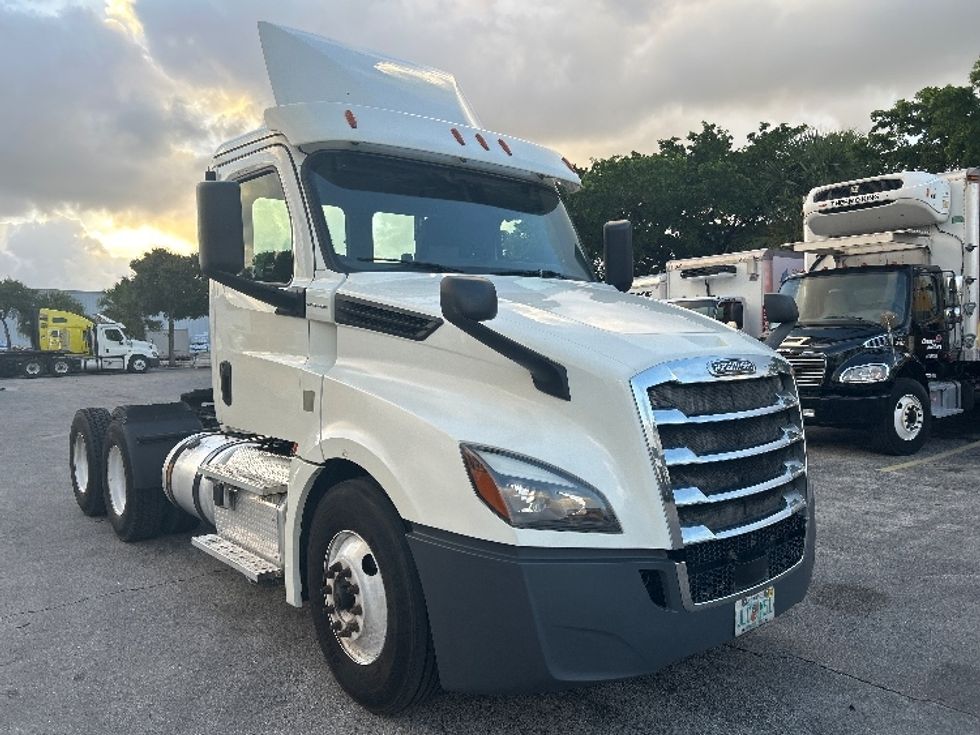 Day Cab Tractor-Heavy Duty Tractors-Freightliner-2019-T12664ST-Medley-FL-359,246\n\t\tmiles-$ 46,500 - Image 1