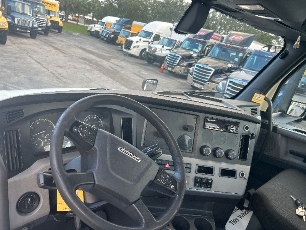 Day Cab Tractor-Heavy Duty Tractors-Freightliner-2019-T12664ST-Medley-FL-359,246\n\t\tmiles-$ 46,500 - Image 10