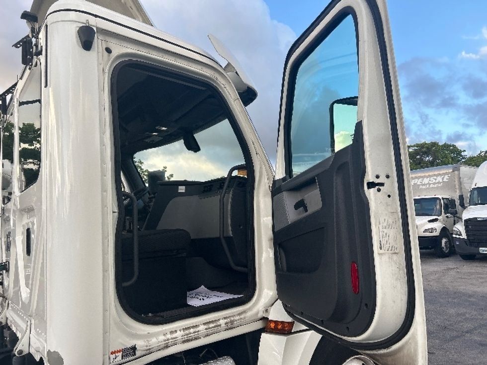Day Cab Tractor-Heavy Duty Tractors-Freightliner-2019-T12664ST-Medley-FL-359,246\n\t\tmiles-$ 46,500 - Image 11