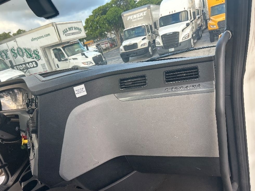 Day Cab Tractor-Heavy Duty Tractors-Freightliner-2019-T12664ST-Medley-FL-359,246\n\t\tmiles-$ 46,500 - Image 12