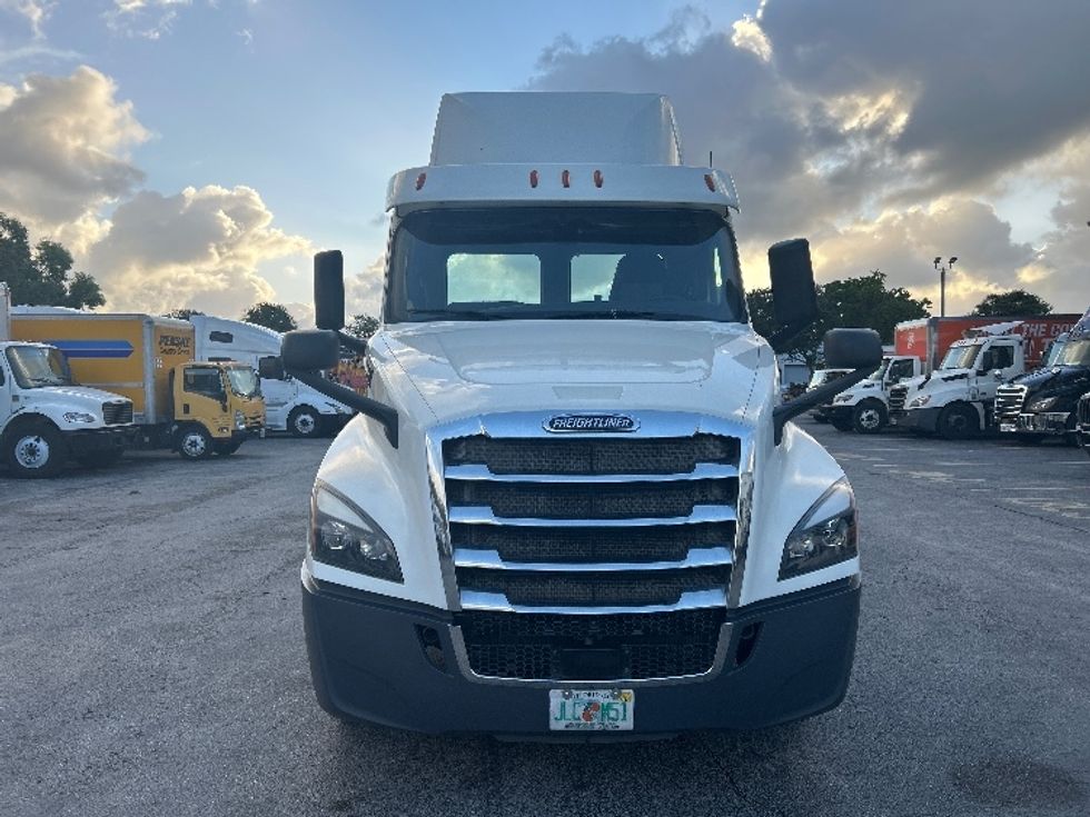 Day Cab Tractor-Heavy Duty Tractors-Freightliner-2019-T12664ST-Medley-FL-359,246\n\t\tmiles-$ 46,500 - Image 2