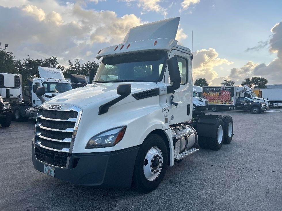 Day Cab Tractor-Heavy Duty Tractors-Freightliner-2019-T12664ST-Medley-FL-359,246\n\t\tmiles-$ 46,500 - Image 3