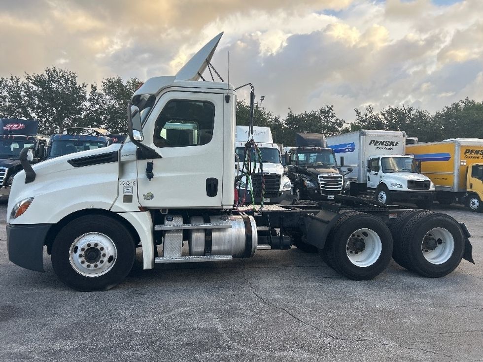 Day Cab Tractor-Heavy Duty Tractors-Freightliner-2019-T12664ST-Medley-FL-359,246\n\t\tmiles-$ 46,500 - Image 4