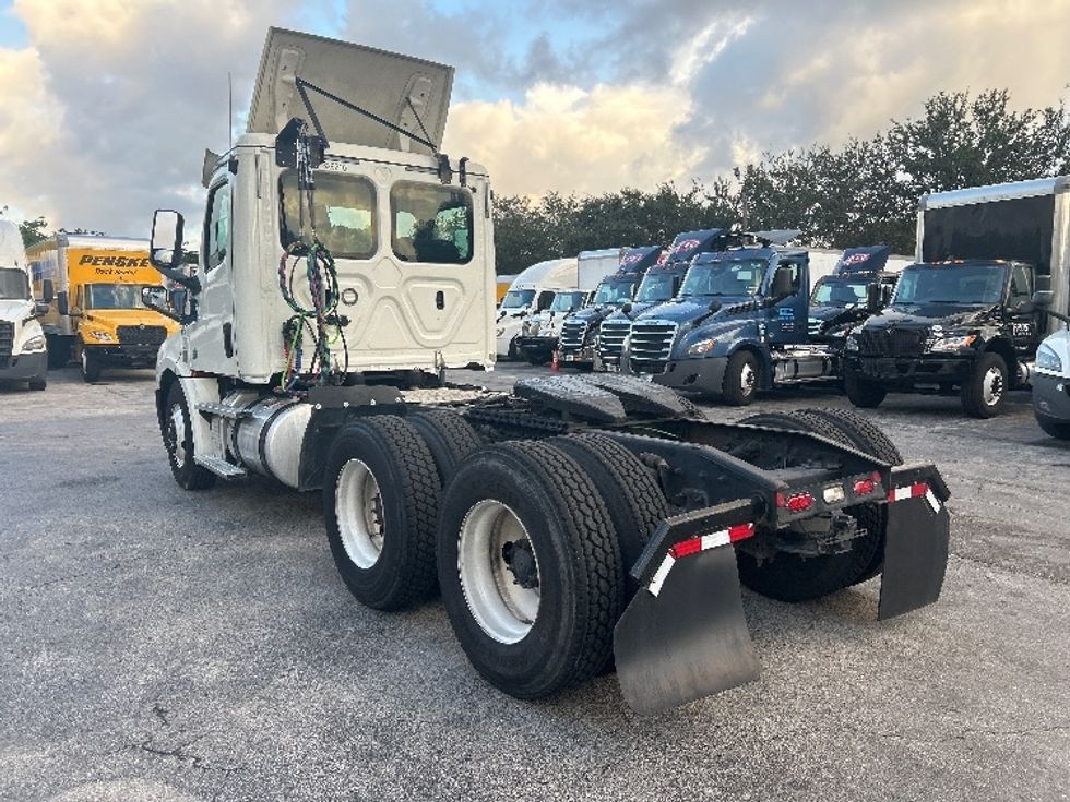 Day Cab Tractor-Heavy Duty Tractors-Freightliner-2019-T12664ST-Medley-FL-359,246\n\t\tmiles-$ 46,500 - Image 5
