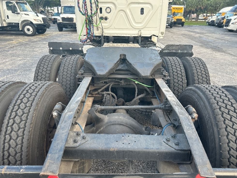 Day Cab Tractor-Heavy Duty Tractors-Freightliner-2019-T12664ST-Medley-FL-359,246\n\t\tmiles-$ 46,500 - Image 6