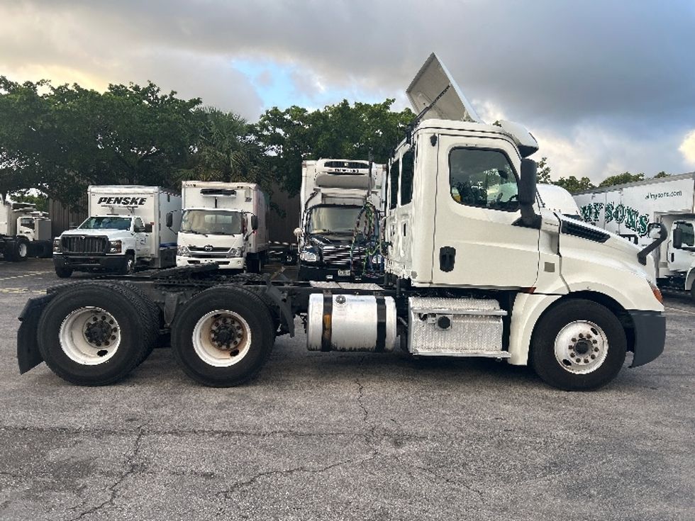 Day Cab Tractor-Heavy Duty Tractors-Freightliner-2019-T12664ST-Medley-FL-359,246\n\t\tmiles-$ 46,500 - Image 7