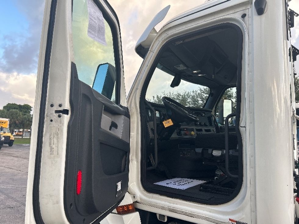 Day Cab Tractor-Heavy Duty Tractors-Freightliner-2019-T12664ST-Medley-FL-359,246\n\t\tmiles-$ 46,500 - Image 8