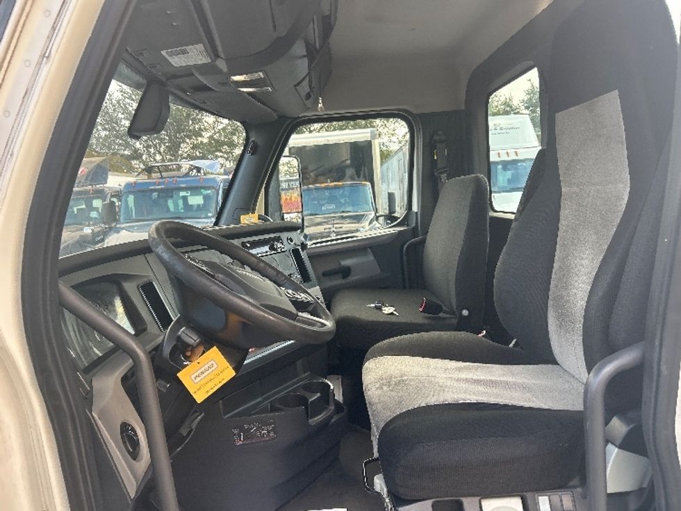 Day Cab Tractor-Heavy Duty Tractors-Freightliner-2019-T12664ST-Medley-FL-359,246\n\t\tmiles-$ 46,500 - Image 9