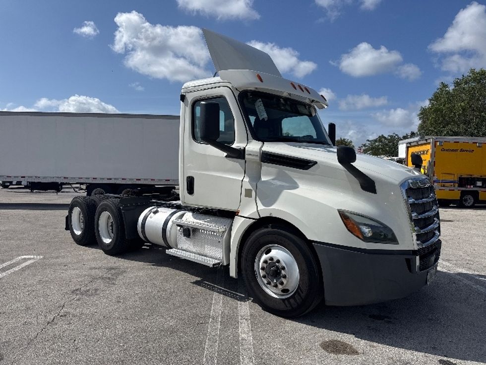 Day Cab Tractor-Heavy Duty Tractors-Freightliner-2019-T12664ST-Medley-FL-382,987\n\t\tmiles-$ 44,250 - Image 1