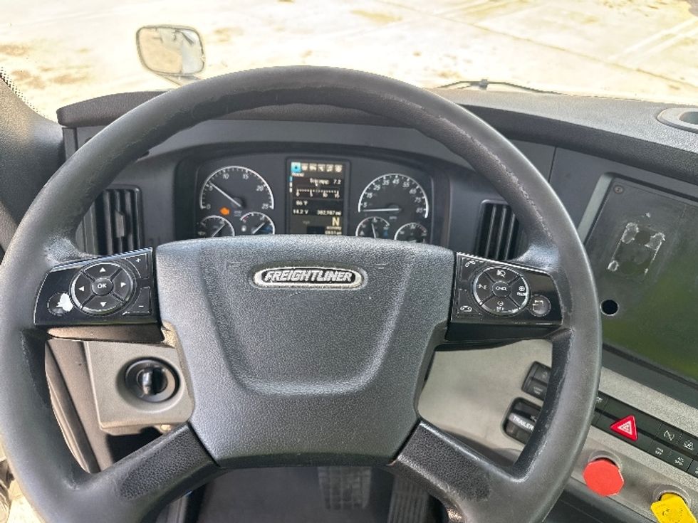Day Cab Tractor-Heavy Duty Tractors-Freightliner-2019-T12664ST-Medley-FL-382,987\n\t\tmiles-$ 44,250 - Image 10
