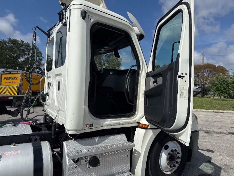 Day Cab Tractor-Heavy Duty Tractors-Freightliner-2019-T12664ST-Medley-FL-382,987\n\t\tmiles-$ 44,250 - Image 11