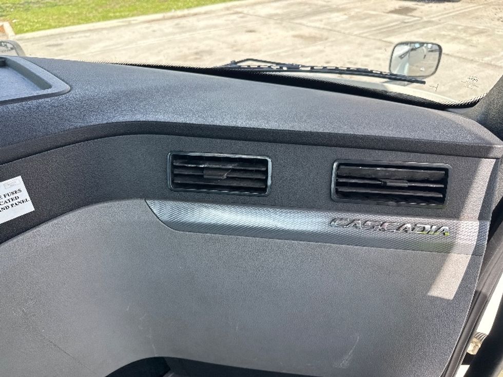 Day Cab Tractor-Heavy Duty Tractors-Freightliner-2019-T12664ST-Medley-FL-382,987\n\t\tmiles-$ 44,250 - Image 12