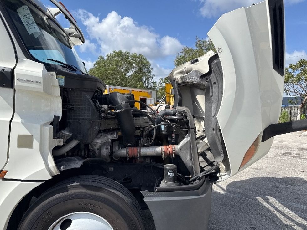 Day Cab Tractor-Heavy Duty Tractors-Freightliner-2019-T12664ST-Medley-FL-382,987\n\t\tmiles-$ 44,250 - Image 14