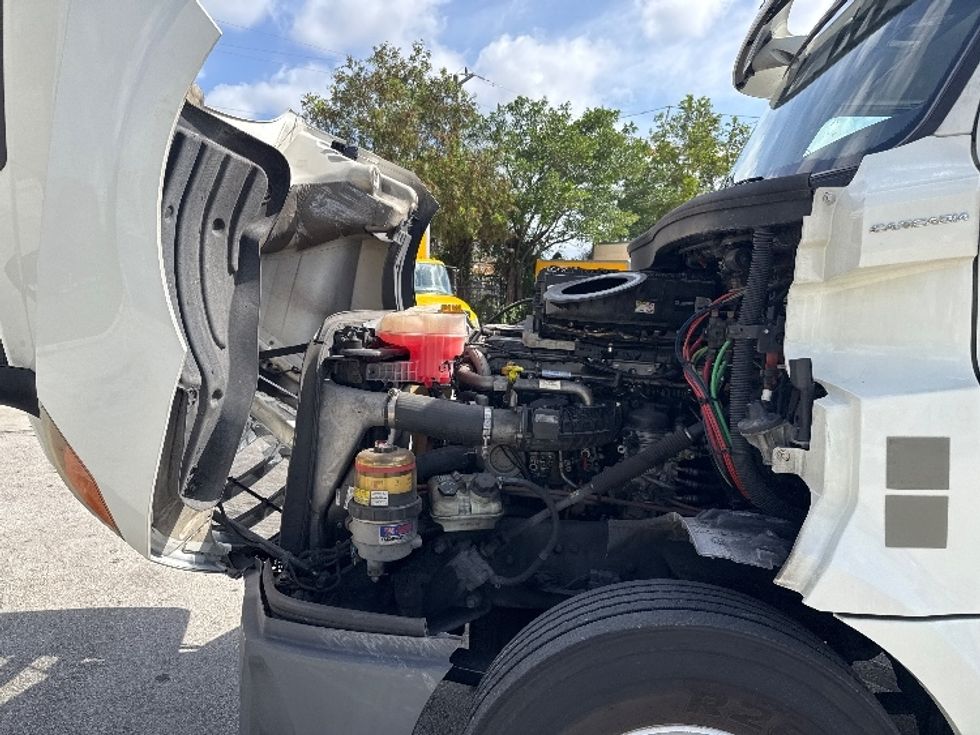 Day Cab Tractor-Heavy Duty Tractors-Freightliner-2019-T12664ST-Medley-FL-382,987\n\t\tmiles-$ 44,250 - Image 15