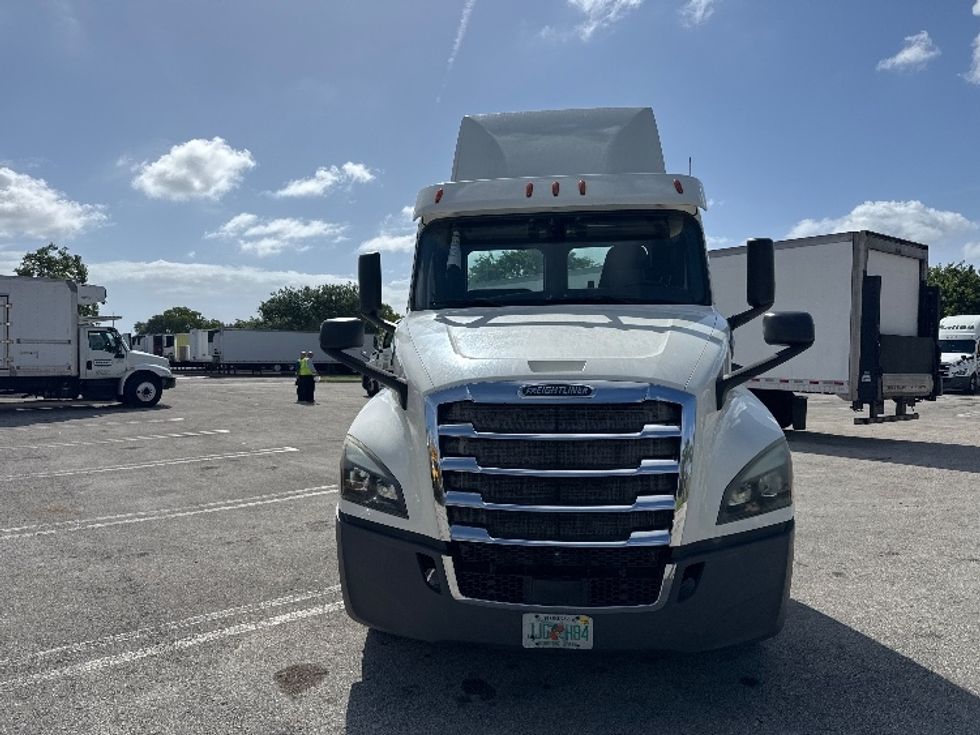 Day Cab Tractor-Heavy Duty Tractors-Freightliner-2019-T12664ST-Medley-FL-382,987\n\t\tmiles-$ 44,250 - Image 2