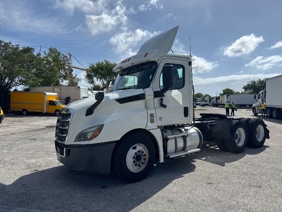 Day Cab Tractor-Heavy Duty Tractors-Freightliner-2019-T12664ST-Medley-FL-382,987\n\t\tmiles-$ 44,250 - Image 3