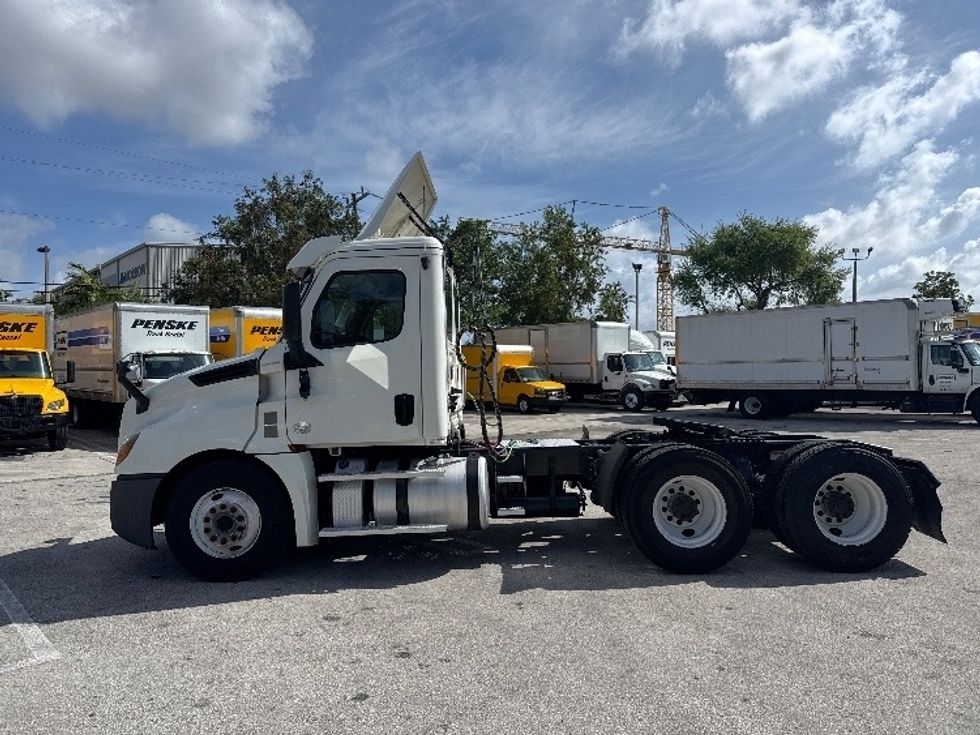Day Cab Tractor-Heavy Duty Tractors-Freightliner-2019-T12664ST-Medley-FL-382,987\n\t\tmiles-$ 44,250 - Image 4