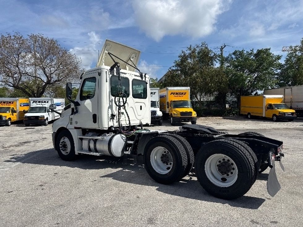 Day Cab Tractor-Heavy Duty Tractors-Freightliner-2019-T12664ST-Medley-FL-382,987\n\t\tmiles-$ 44,250 - Image 5