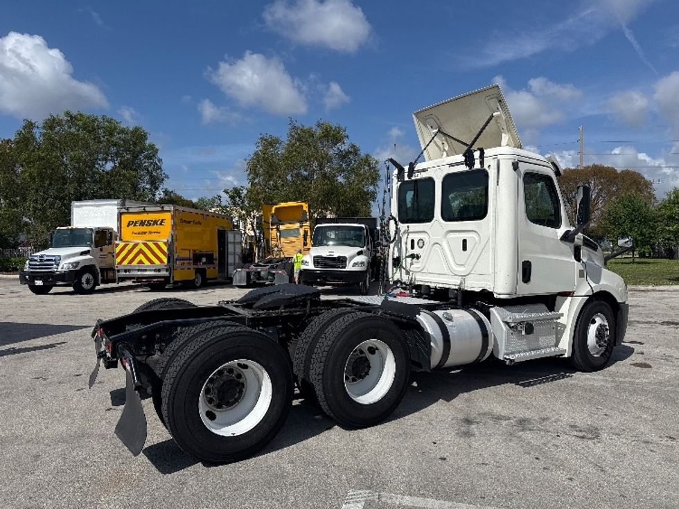Day Cab Tractor-Heavy Duty Tractors-Freightliner-2019-T12664ST-Medley-FL-382,987\n\t\tmiles-$ 44,250 - Image 7