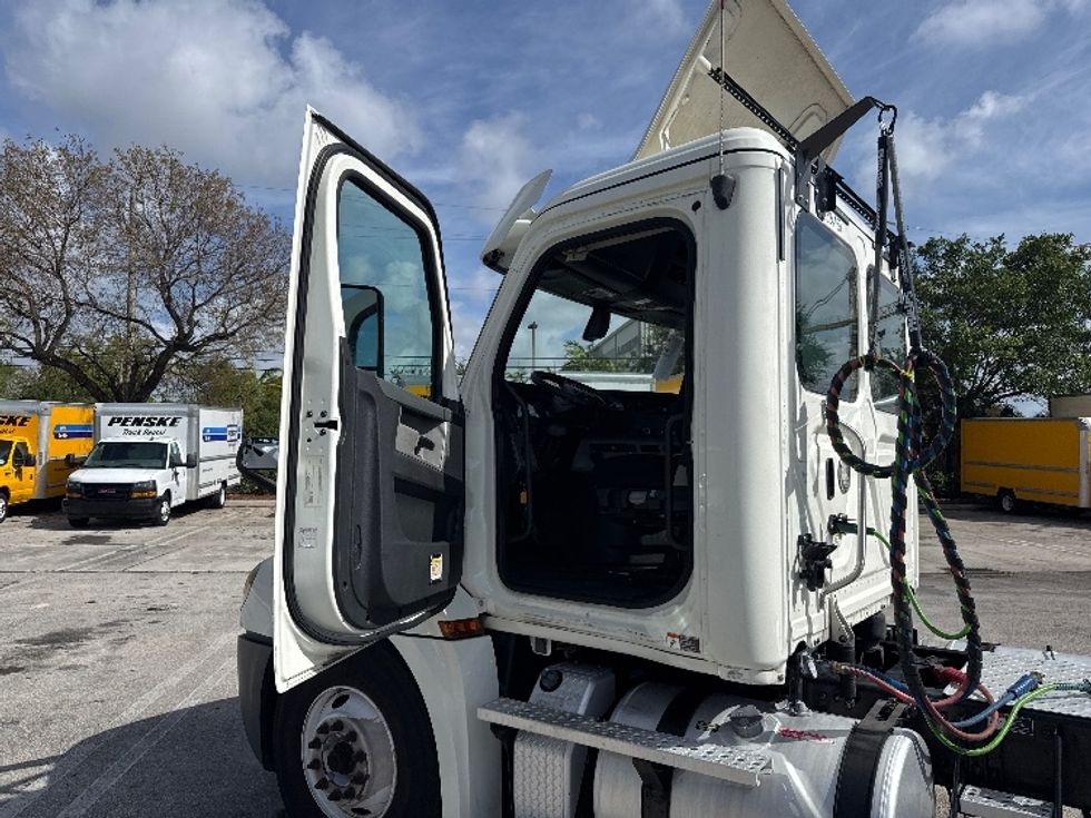 Day Cab Tractor-Heavy Duty Tractors-Freightliner-2019-T12664ST-Medley-FL-382,987\n\t\tmiles-$ 44,250 - Image 8