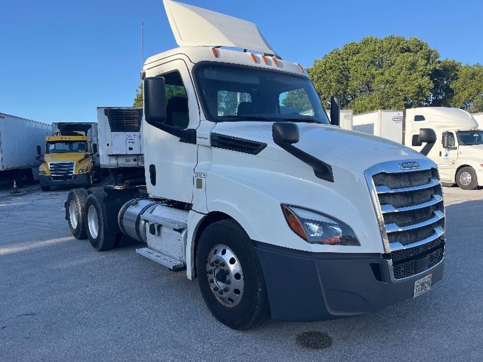 Day Cab Tractor-Heavy Duty Tractors-Freightliner-2019-T12664ST-Medley-FL-383,756\n\t\tmiles-$ 47,500 - Image 1