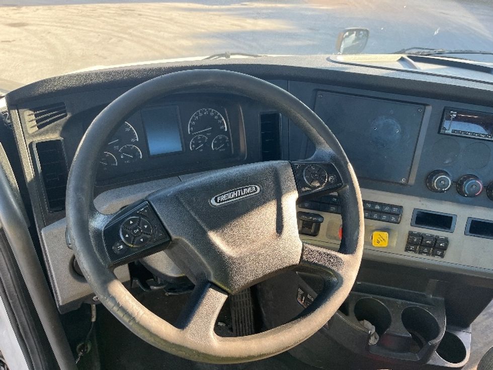 Day Cab Tractor-Heavy Duty Tractors-Freightliner-2019-T12664ST-Medley-FL-383,756\n\t\tmiles-$ 47,500 - Image 11