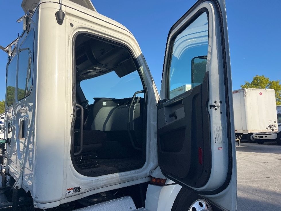 Day Cab Tractor-Heavy Duty Tractors-Freightliner-2019-T12664ST-Medley-FL-383,756\n\t\tmiles-$ 47,500 - Image 12