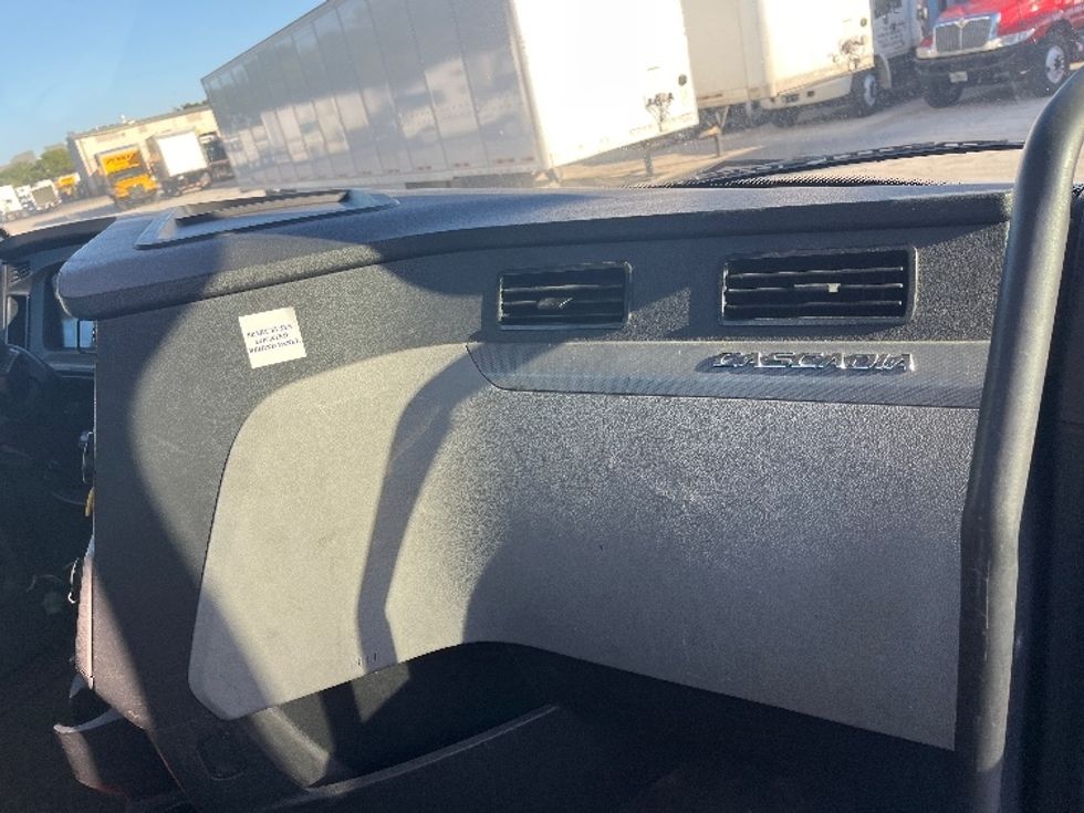 Day Cab Tractor-Heavy Duty Tractors-Freightliner-2019-T12664ST-Medley-FL-383,756\n\t\tmiles-$ 47,500 - Image 13