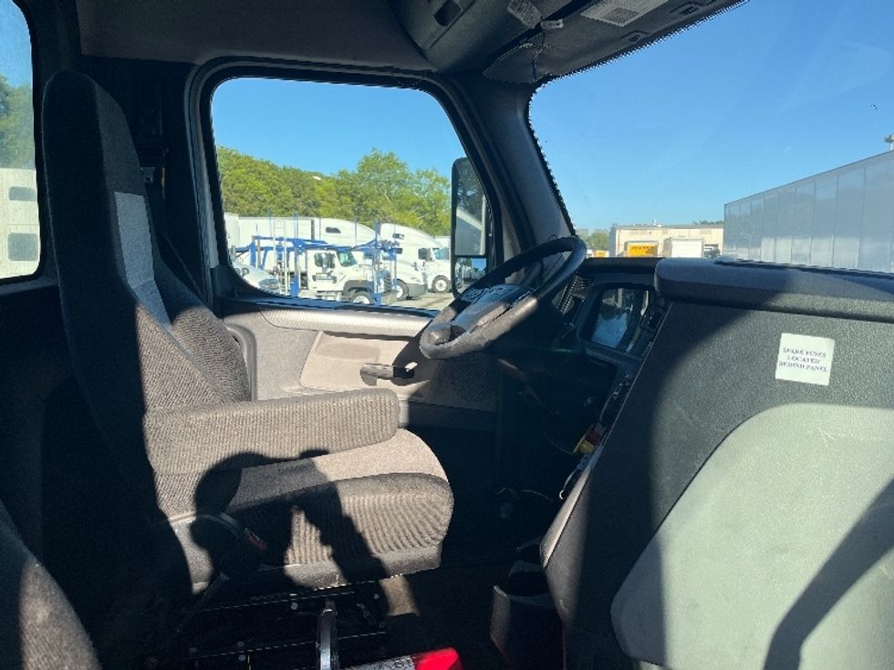 Day Cab Tractor-Heavy Duty Tractors-Freightliner-2019-T12664ST-Medley-FL-383,756\n\t\tmiles-$ 47,500 - Image 14