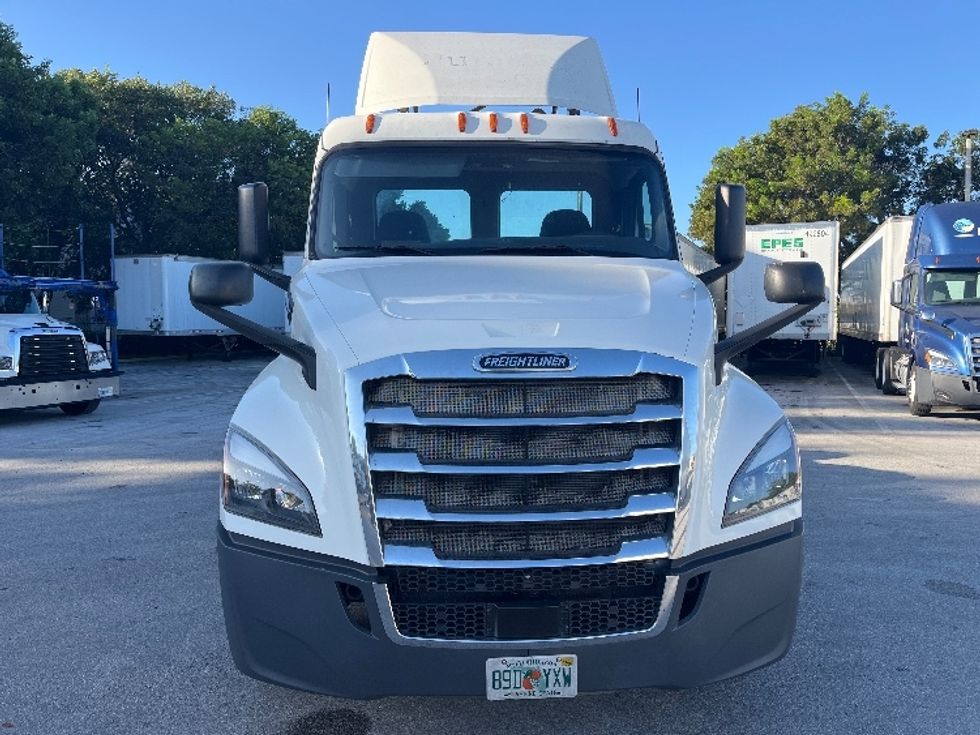 Day Cab Tractor-Heavy Duty Tractors-Freightliner-2019-T12664ST-Medley-FL-383,756\n\t\tmiles-$ 47,500 - Image 2