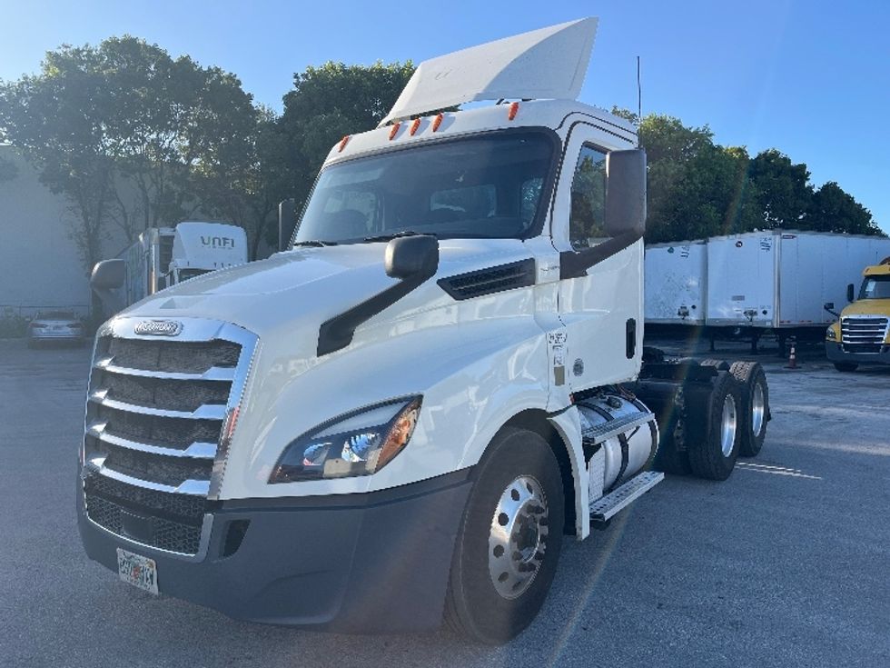 Day Cab Tractor-Heavy Duty Tractors-Freightliner-2019-T12664ST-Medley-FL-383,756\n\t\tmiles-$ 47,500 - Image 3