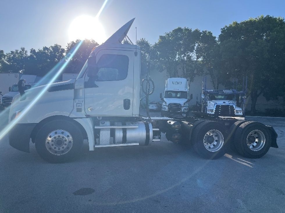 Day Cab Tractor-Heavy Duty Tractors-Freightliner-2019-T12664ST-Medley-FL-383,756\n\t\tmiles-$ 47,500 - Image 4
