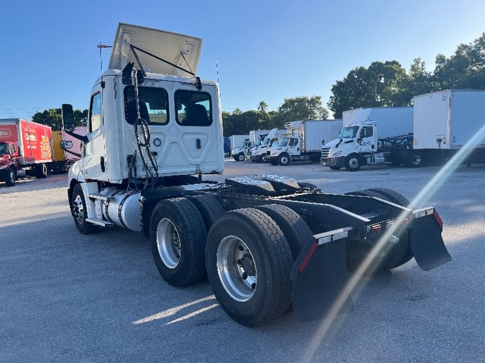Day Cab Tractor-Heavy Duty Tractors-Freightliner-2019-T12664ST-Medley-FL-383,756\n\t\tmiles-$ 47,500 - Image 5