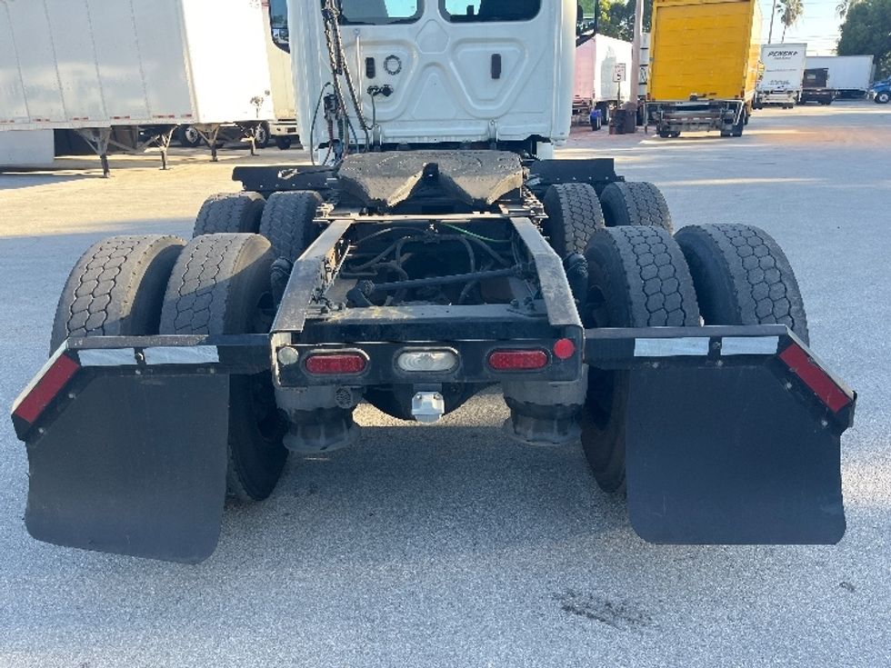 Day Cab Tractor-Heavy Duty Tractors-Freightliner-2019-T12664ST-Medley-FL-383,756\n\t\tmiles-$ 47,500 - Image 6