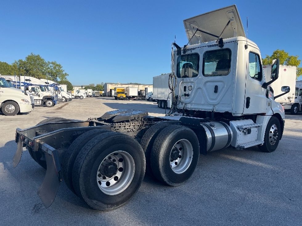 Day Cab Tractor-Heavy Duty Tractors-Freightliner-2019-T12664ST-Medley-FL-383,756\n\t\tmiles-$ 47,500 - Image 7