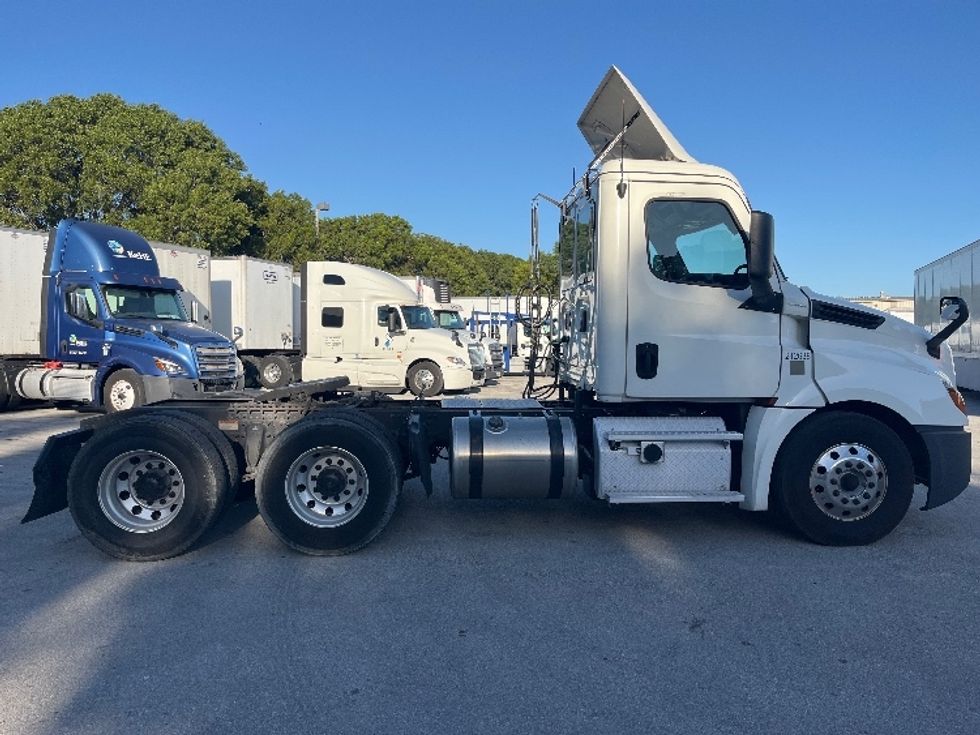 Day Cab Tractor-Heavy Duty Tractors-Freightliner-2019-T12664ST-Medley-FL-383,756\n\t\tmiles-$ 47,500 - Image 8