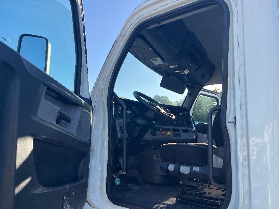 Day Cab Tractor-Heavy Duty Tractors-Freightliner-2019-T12664ST-Medley-FL-383,756\n\t\tmiles-$ 47,500 - Image 9