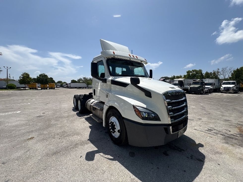 Day Cab Tractor-Heavy Duty Tractors-Freightliner-2019-T12664ST-Medley-FL-391,785\n\t\tmiles-$ 44,750 - Image 1