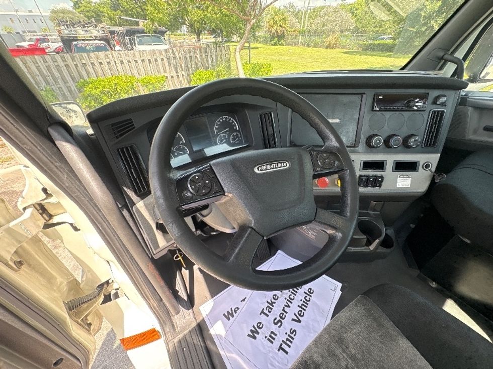 Day Cab Tractor-Heavy Duty Tractors-Freightliner-2019-T12664ST-Medley-FL-391,785\n\t\tmiles-$ 44,750 - Image 10