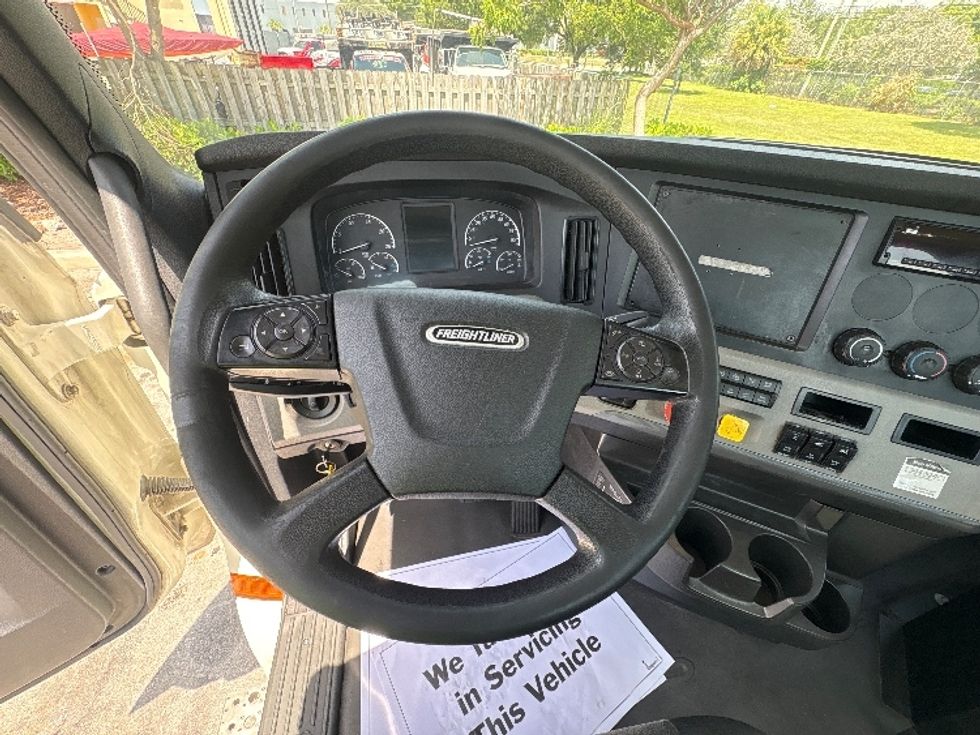 Day Cab Tractor-Heavy Duty Tractors-Freightliner-2019-T12664ST-Medley-FL-391,785\n\t\tmiles-$ 44,750 - Image 11