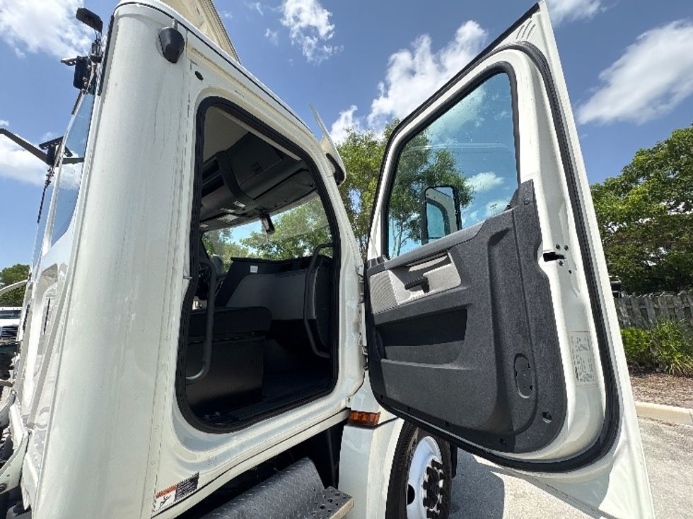 Day Cab Tractor-Heavy Duty Tractors-Freightliner-2019-T12664ST-Medley-FL-391,785\n\t\tmiles-$ 44,750 - Image 12