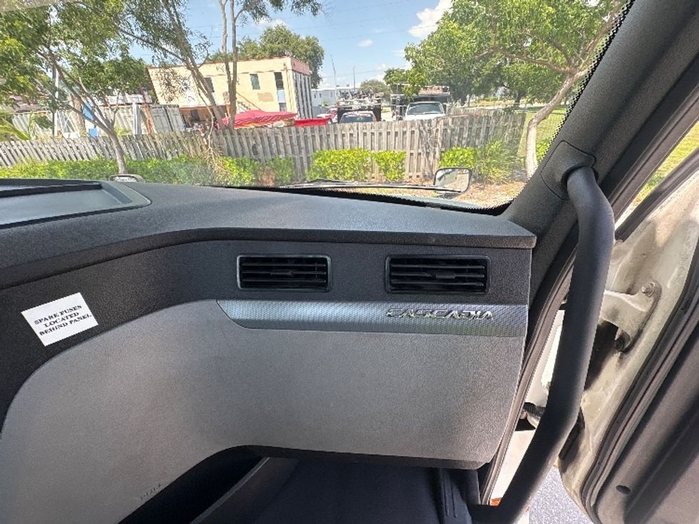 Day Cab Tractor-Heavy Duty Tractors-Freightliner-2019-T12664ST-Medley-FL-391,785\n\t\tmiles-$ 44,750 - Image 13