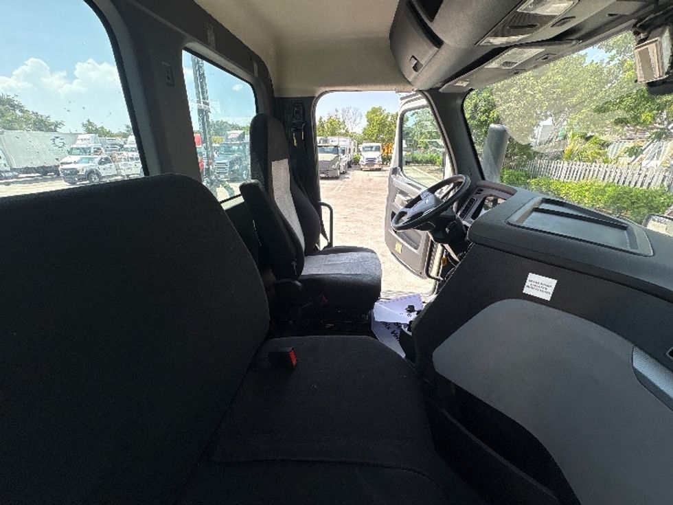 Day Cab Tractor-Heavy Duty Tractors-Freightliner-2019-T12664ST-Medley-FL-391,785\n\t\tmiles-$ 44,750 - Image 14