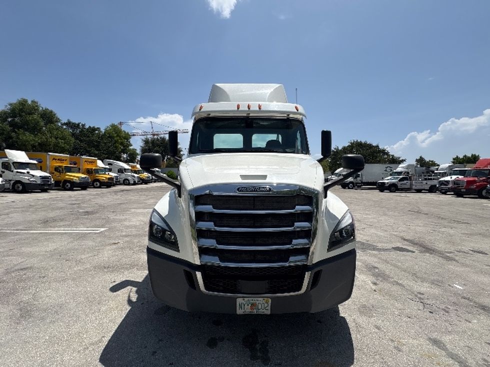 Day Cab Tractor-Heavy Duty Tractors-Freightliner-2019-T12664ST-Medley-FL-391,785\n\t\tmiles-$ 44,750 - Image 2