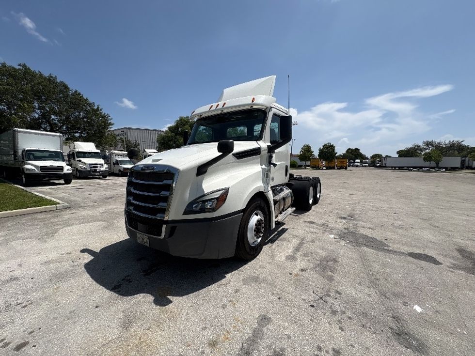Day Cab Tractor-Heavy Duty Tractors-Freightliner-2019-T12664ST-Medley-FL-391,785\n\t\tmiles-$ 44,750 - Image 3