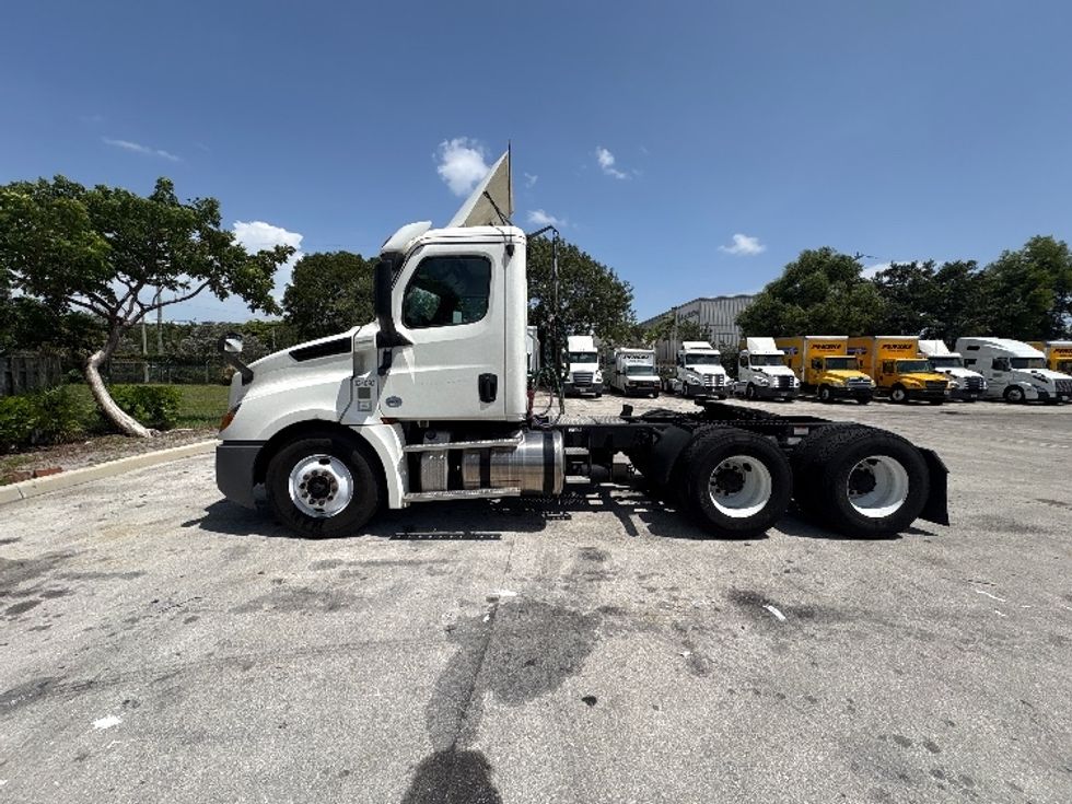 Day Cab Tractor-Heavy Duty Tractors-Freightliner-2019-T12664ST-Medley-FL-391,785\n\t\tmiles-$ 44,750 - Image 4