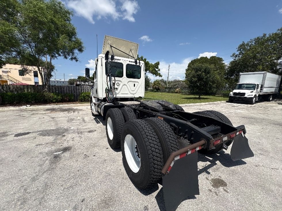 Day Cab Tractor-Heavy Duty Tractors-Freightliner-2019-T12664ST-Medley-FL-391,785\n\t\tmiles-$ 44,750 - Image 5