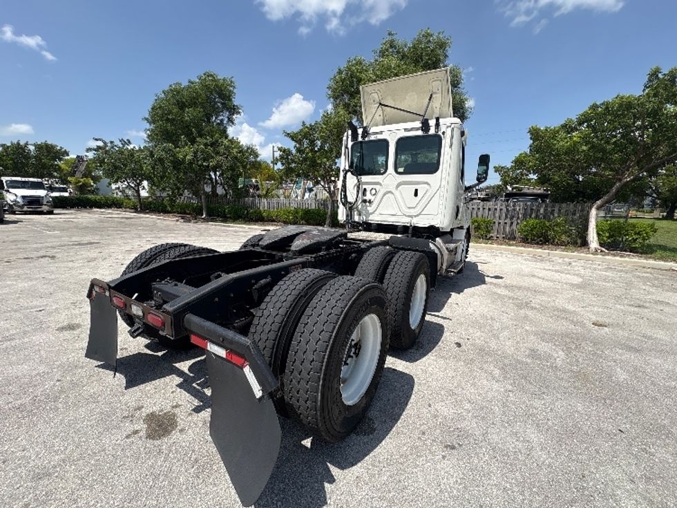 Day Cab Tractor-Heavy Duty Tractors-Freightliner-2019-T12664ST-Medley-FL-391,785\n\t\tmiles-$ 44,750 - Image 7