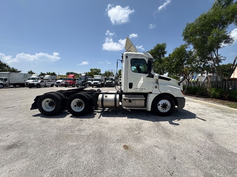 Day Cab Tractor-Heavy Duty Tractors-Freightliner-2019-T12664ST-Medley-FL-391,785\n\t\tmiles-$ 44,750 - Image 8